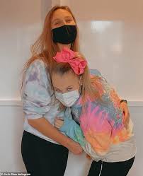 Jojo siwa is an american singer, dancer and youtube personality who's famous for donning big bows in her hair and for her hit singles boomerang and jojo siwa. Jojo Siwa And Girlfriend Kylie Go Instagram Official Daily Mail Online