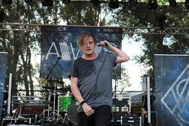 Aws frontman örs siklósi has died at the age of 29 following a battle with leukemia. A Szoke Srac Aki Mezitlab Belegyalogolt Mindannyiunk Szivebe Siklosi Ors Emlekere Rockvilag Hu Online Rockmagazin