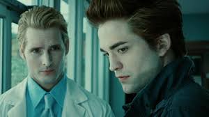 Fue uno de los mayores misterios de 'Crepúsculo': ya sabemos qué le susurra  Carlisle a Edward de Robert Pattinson antes de morderlo