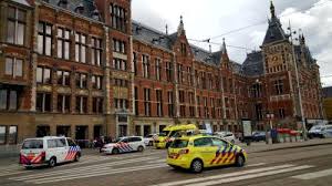 De politie heeft vrijdag een verdachte neergeschoten na een steekpartij op amsterdam centraal station. Politie Schiet Man Neer Na Steekpartij Amsterdam Centraal Blik Op Nieuws