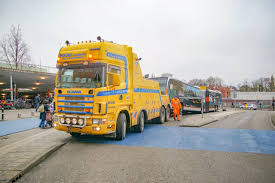 Kategorijos:didmeninė ir mažmeninė prekyba ir variklinių transporto. Lijnbus Raakt Zwaar Beschadigd Bij Ongeval Met Graafmachine Groningsnieuws Nl