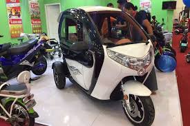 Motor roda tiga di indonesia berbentuk seperti bajaj yang dimodifikasi modern namun jika di luar negeri, bentuknya lebih bervariasi lagi. Spesifikasi Motor Listrik Roda Tiga Selis