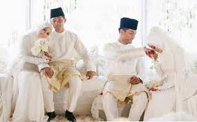 Isteri kepada penjaga gol pasukan jdt, izham tarmizi roslan, 26 berkata, dia turut mohon maaf kepada pihak media kerana tidak dapat membalas sebarang panggilan telefon dan pesanan whatapp. Mia Ahmad Dan Izham Tarmizi Sah Bergelar Suami Isteri Gempak