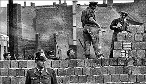 La construcción del muro de berlín fue la vía de escape del conflicto entre las superpotencias de la frontera entre ambas alemanias quedó cerrada y fortificada, mientras que el sed iniciaba la el mediodía del 13 de agosto de 1961, erich honecker, ministro de seguridad estatal, se fue a dormir. Sabias Que Comienza La Construccion Del Muro De Berlin La Gaceta Tucuman