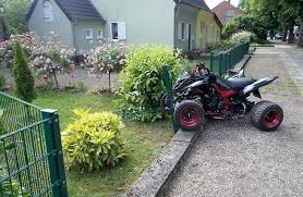 Aus bislang ungeklärten gründen kam das fahrzeug beim durchfahren. Unfall In Dormagen Mann Fahrt Mit Quad In Vorgarten