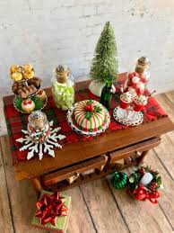 Miniature Christmas Table Dollhouse Decorations And Food Christmas Miniatures Miniature Christmas Christmas Dolls Christmas Table