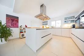 Kuche Offen Mit Kochinsel Modern Weiss Kuchen Ideen Einrichtung Fertighaus Bungalow Salamanca Von Gussek Haus Moderne Kuche Moderne Weisse Kuchen Kuchenumbau