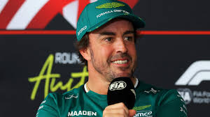 Tweevoudig kampioen Fernando Alonso over titelstrijd: 'McLaren heeft een  superieure auto, maar als iemand het kan dan is het Max Verstappen'