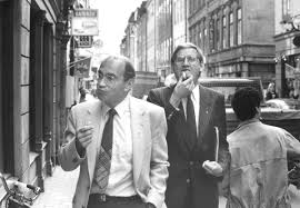 Klädkoden kavaj har lägst formalitetsgrad av de fyra vedertagna klädkoderna (kavaj, mörk kostym när passar klädkoden kavaj? Aftonbladet Retro On Twitter Carl Bildt Forsoker Ta En Selfie Med Telefonen Tio Ar Innan Det Var Mojligt Foto Fredrik Hjerling