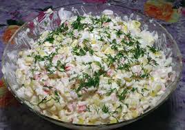 салат с колбасным сыром и крабовыми палочками и чипсами Krabovyj Salat Recept Salata S Krabovymi Palochkami