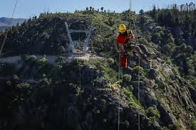 A maior ponte pedonal suspensa do mundo! Alpinistas Ja Estao A Construir Ponte Suspensa Sobre O Paiva