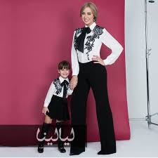 صور جويل ماردينيان وابنتها إيلا بإطلالات متطابقة للجاذبية والأناقة عنوان موقع ليالينا Mom Daughter Outfits Mother Daughter Fashion Mother Daughter Outfits