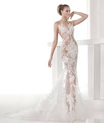 The wisdom and skill of expert seamstresses transform fine fabrics into haute. All In Lace So Beautiful Toute En Dentelles Tellement Elegante Kleider Hochzeit Brautkleid Braut