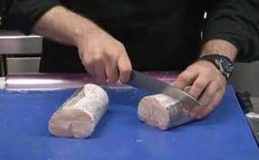 La merluza a la koxkera, que también se conoce como merluza a la vasca o merluza a la donostiarra, se prepara con almejas, espárragos, huevo cocido, cebolleta y guisantes. Como Hacer Rodajas De Merluza Sin Espinas