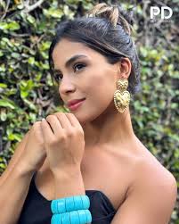 Um toque de glamour para a rainha da sua vida. 👑 A delicadeza do brinco em  formato de coração e o charme da pulseira azul trazem mais que estilo  representam todo o