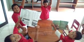 Amati gambar di bawah ini pasangkanlah ayo berlatih 6 buku siswa kelas i sd/mi 2 3 5 1 4 11. Asyiknya Membaca Buku Di Perpustakaan Pangkalan Tni Malangvoice