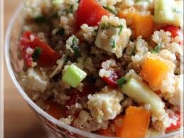 Salade De Quinoa Avec Amandes Feta Et Legumes Recette Ptitchef Recette Salade De Quinoa Salade Recette De Quinoa