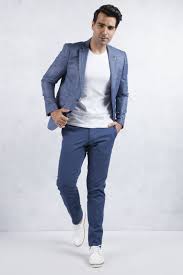 Mavi Ceket Lacivert Pantolon Kombini Daha Rahat Ve Daha Spor Bir Gorunum Icin Lacivert Blazer Ceketin Icine Bisiklet Yaka B Pantolon Mavi Kumas Blazer Ceket