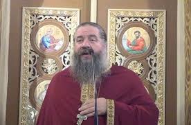 Ιερέας που είχε τεθεί σε αργία λειτουργούσε και επέβαλε στους πιστούς να μη φορούν μάσκα. Poios Einai Kai Ti Elege O Iereas Sto Koykaki Katw Ta Xeria Apo Ton Papa Twn Ftwxwn E3apsalmos