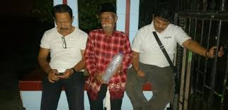 Video bangladesh news ridoy babo memang saat ini tengah trending dan menjadi perbincangan hangat di media sosial seperti di tiktok. Paranormal Tangkap Jin Berubah Jadi Asap Setelah Masuk Botol Fajar