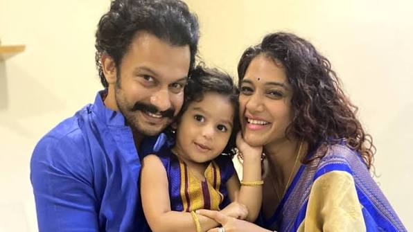 All's not well between 83 actor Addinath M Kothare and his actress wife  Urmilla Kothare?