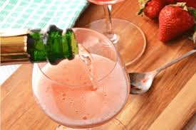 Prodotti alimentari, specie se freschi o da imbottigliare ad alte temperature, devono essere preparati e confezionati con particolare attenzione al. Cocktail Con Succo Di Fragole E Bollicine Aperitivo Naturale