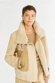 La veste judy fury a été confectionnée en cuir d'agneau, habillée de laine ton sur ton sur les manches. Blouson Manila Ecru Vanessa Bruno