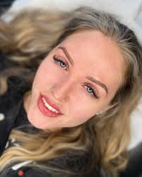 Fresh brows, tooth gems, and healed bold style lip blush I'm…… obsessed.  Thank you @maundy_manicures 🙏 • •LETS BOOK 👇 •To book an appointment  please visit my website ashleymbrows.com to fill out