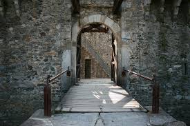 La piccola, costretta per antiche credenze a rimanere in casa. Il Pianto Di Azzurrina Riecheggia Nel Castello Di Montebello