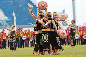 The orang sungai (malay word for river people) are a group of indigenous people native to the state of sabah, malaysia. Sckollyzan S Blog Suku Kaum Sungai