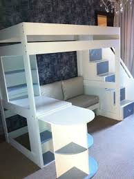 Bei einem bettsofa mit breiten armlehnen, wie loft, line oder cozy, können sie mit der armlehnablage eine ebene fläche bilden, auf der sie gläser oder teller abstellen können! Hochbett Mit Schreibtisch Und Treppe Lounge Sofa Interiordesignlivingroom Interiordesignlivingroomlu Kinderhochbett Hochbett Mit Schreibtisch Loft Betten