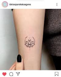 Tatuagem Delicada Tatuagem Delicada Tatuagem Tatuagem Pequena Essa é uma região mais por ser delicada e ter um significado muito bonito, a flor de lótus é comumente usada em tatuagens de irmãs. tatuagem delicada tatuagem tatuagem