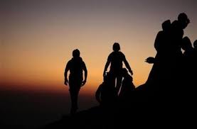 Potrivit specialistilor, inainte de rasaritul soarelui, in atmosfera se degaja niste unde magnetice care anunta terminarea noptii si inceperea unei zilei, ceea ce stimuleaza cocosul sa cante. Top 10 Locuri De Unde Sa Vezi Rasaritul Galerie Foto Mobile