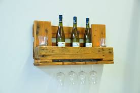 Diy couchtisch aus europaletten selber bauen. Upcycling Weinregal Selber Bauen Diy Academy