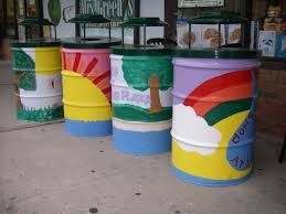 Mulltonnenbox Im Garten So Machen Sie Die Abfalltonnen Unsichtbar Bemalte Mulleimer Mulltonnenbox Kunststoff Bemalen