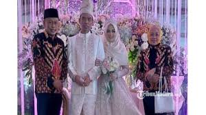 Dalam sebuah acara piknik, kami bertemu dengan seorang wanita yang mengenal keluarga suami saya sejak ia masih kecil. Resmi Menikah Ustaz Abdul Somad Fatimah Az Zahra Disebut Bak Pinang Dibelah Dua Saking Serasinya Tribun Madura