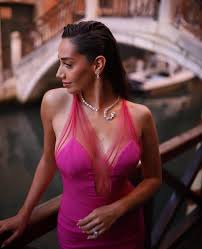 Ozge Ozacar - Free pics, galleries & more at Babepedia