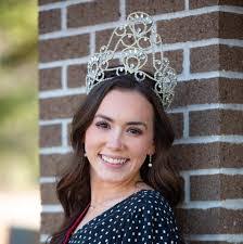 Clarissa Leach's Instagram, Twitter & Facebook