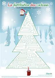 l activite du mercredi le labyrinthe en forme de sapin graphick kids noel theme coloriage sarah e white
