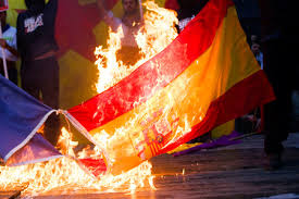 La bandera nacional fue adoptada en 1981, y la utiliza el estado y la armada española. Quemar La Bandera De Espana Es Inconstitucional Pero Aun Puedes Prender Fuego A La De Madrid O Cadiz
