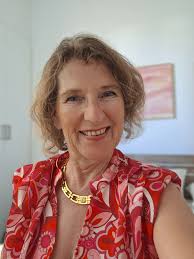 Geld ist Energie 💫 Geld ist keine Mathematik. Es ist ein Frequenzfeld.  Geld folgt nicht Logik. Geld folgt Energie. Intention. Ausstrahlung. Wir  haben gelernt, Geld sei das Ergebnis harter Arbeit. Aber Wahrheit