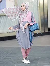 Padu Padan Jilbab Motif Bunga Dari Indah Nada Puspita Hingga Lulu Elhasbu