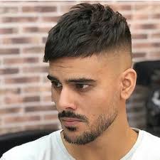 Il faut opter pour les contrastes de longueurs ou porter des styles exécutés aux ciseaux…ou presque! Coiffure Homme Cheveux Court