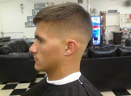 Potongan rambut standard sekitar 2cm, dan belahan rambut dibuat di samping potongan undercut memang sangat pas untuk pria berwajah bulat dengan tekstur rambut apapun, termasuk ikal. Tenis Potong Lelaki Pilihan Potongan Rambut Pendek Untuk Lelaki Carta Aliran Tutorial Video Gambar