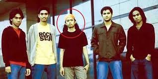Sheila on 7 is an alternative rock band from yogyakarta, indonesia. Lama Tak Ada Kabar Anton Eks Drummer Sheila On 7 Kini Jadi Tukang Dan Pernah Bikin Radio Penangkap Hantu Kapanlagi Com