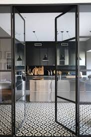 Project Inside 10 Idees De Cuisines Noires Cuisine Moderne Hotel Particulier Cuisine Inox