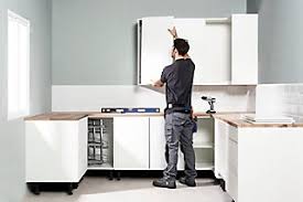 Con el montaje de la cocina se cumple la cocina de sus sueños. Instalacion De Muebles Altos De Cocina Leroy Merlin