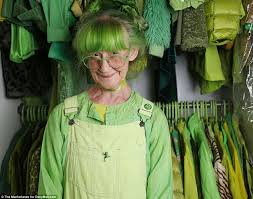 ELIZABETH SWEETHEART: LA VIDA EN VERDE DE BROOKLYN Elizabeth Sweetheart, conocida como "The Green Lady", es una artista residente en Brooklyn, Nueva York, que ha integrado el color verde en todos los
