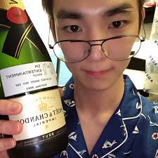Pin By Loamito Glz On K Pop Mostly Shinee K Dramas Wine Bottle Shinee Alcoholic Drinks