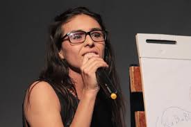 Transforman foro teatral en diván terapéutico